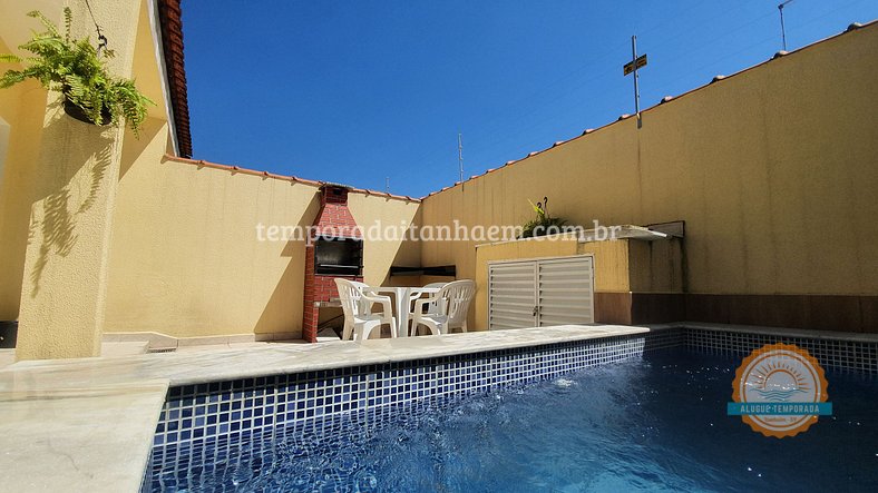 Casa em condomínio na praia com piscina e churrasqueira