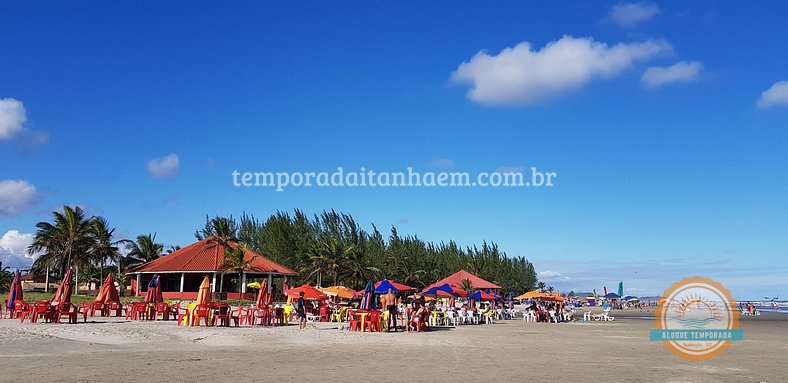 Casa em condomínio na praia com piscina e churrasqueira