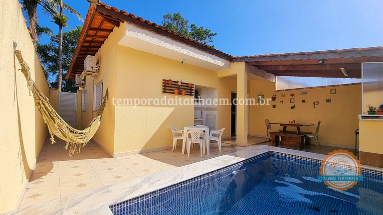 Casa em condomínio na praia com piscina e churrasqueira