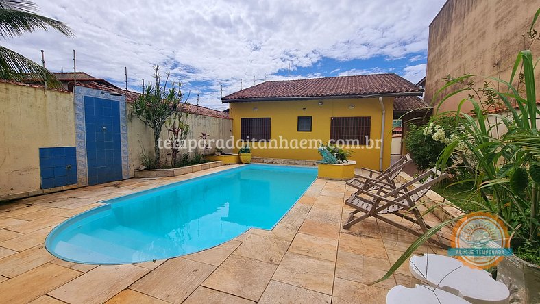 Casa em condomínio na praia com piscina e churrasqueira