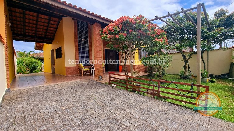 Casa em condomínio na praia com piscina e churrasqueira