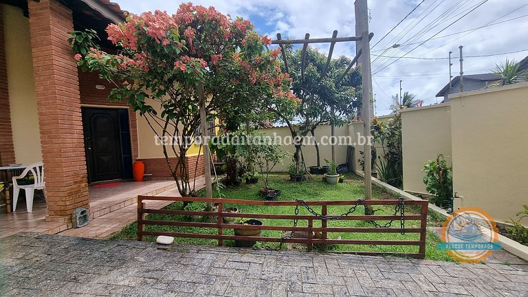 Casa em condomínio na praia com piscina e churrasqueira