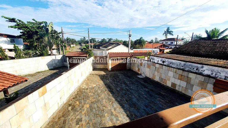 Chalé sobrado na praia, piscina, wif-fi, smart TV